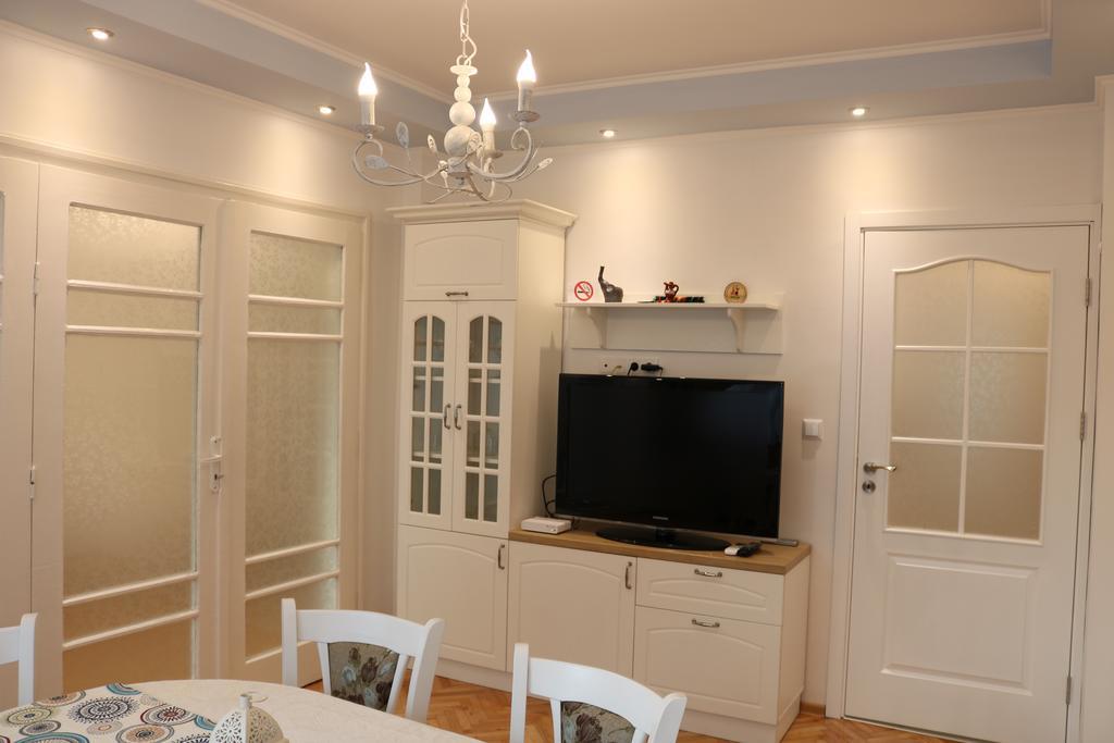 Central Varna Apartment - Lets4Holiday Ngoại thất bức ảnh